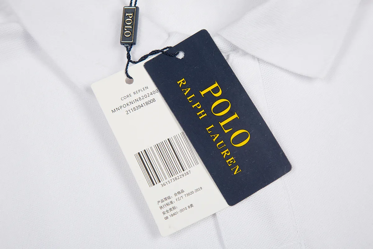 P200 White background picture [Evergreen all year round] Style number: 25101# (on sale all year round) Color: black white label/black red label/navy blue white label/navy blue red label/white/pink/grey Size: S to Pearlescent buttons on white background ✅ - The placket chiffon film is professionally processed ✅ -Ralph Lauren's classic Malaysian logo Polo｜Unlock the British retro sports style. Use 220g heavy double-sided piqué cotton to create a tall silhouette. The iconic Malaysian embroidery logo interprets American origin. The solid color system can easily control formal and casual scenes.